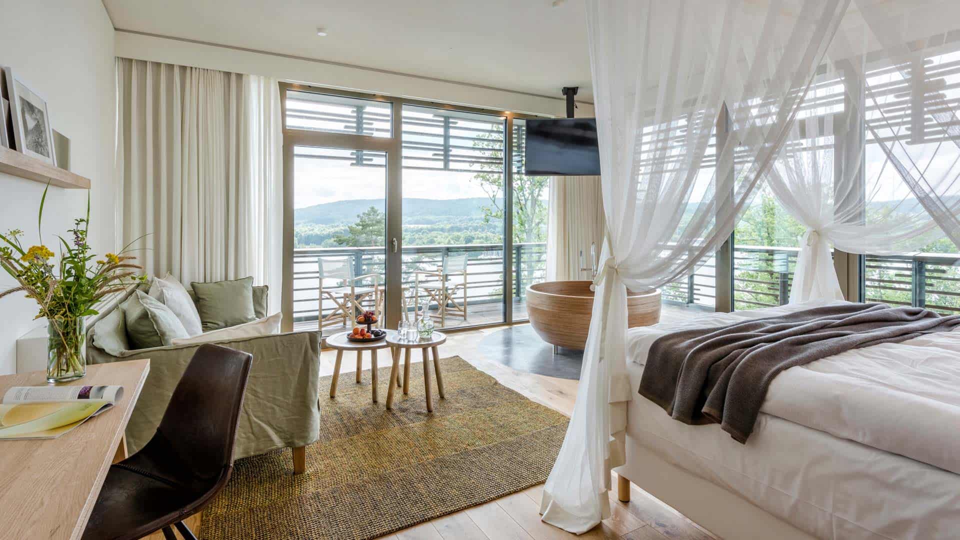 Seezeitlodge Hotel und Spa, eingerichtetes Zimmer, Balkon mit Ausblick