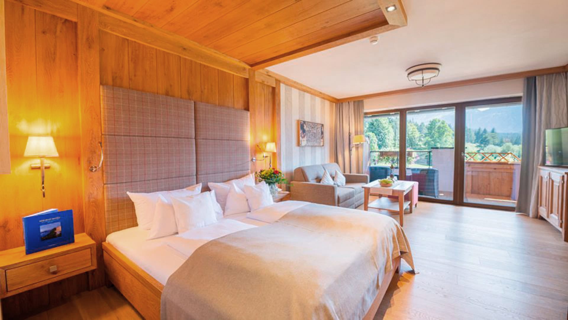 Juniorsuite_Rittersporn_mit_Morgensonne_960x540s_2