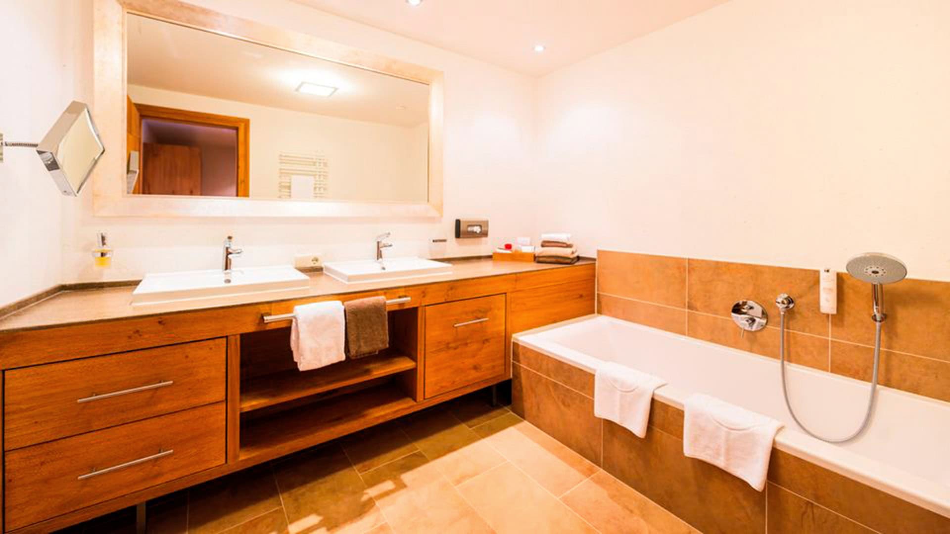 Juniorsuite_Rittersporn_mit_Morgensonne_960x540s_3