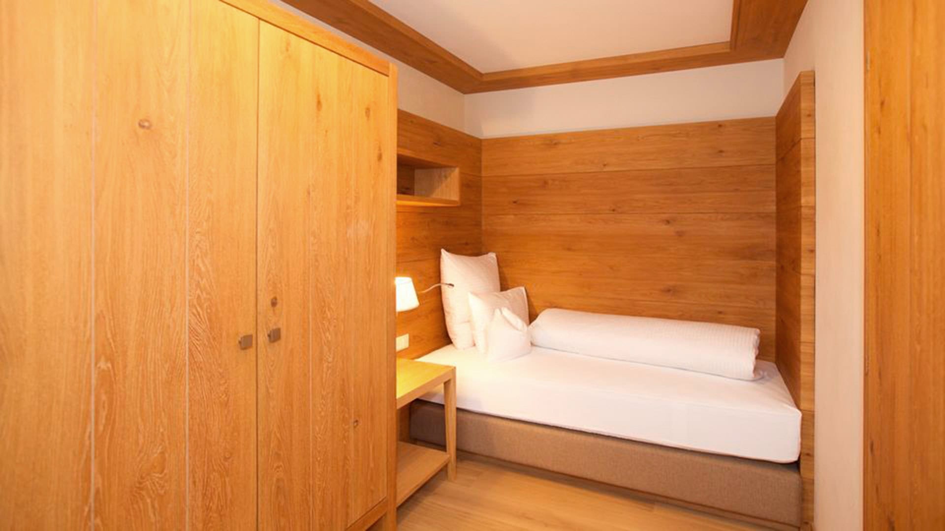 Juniorsuite_Rittersporn_mit_Morgensonne_960x540s_6