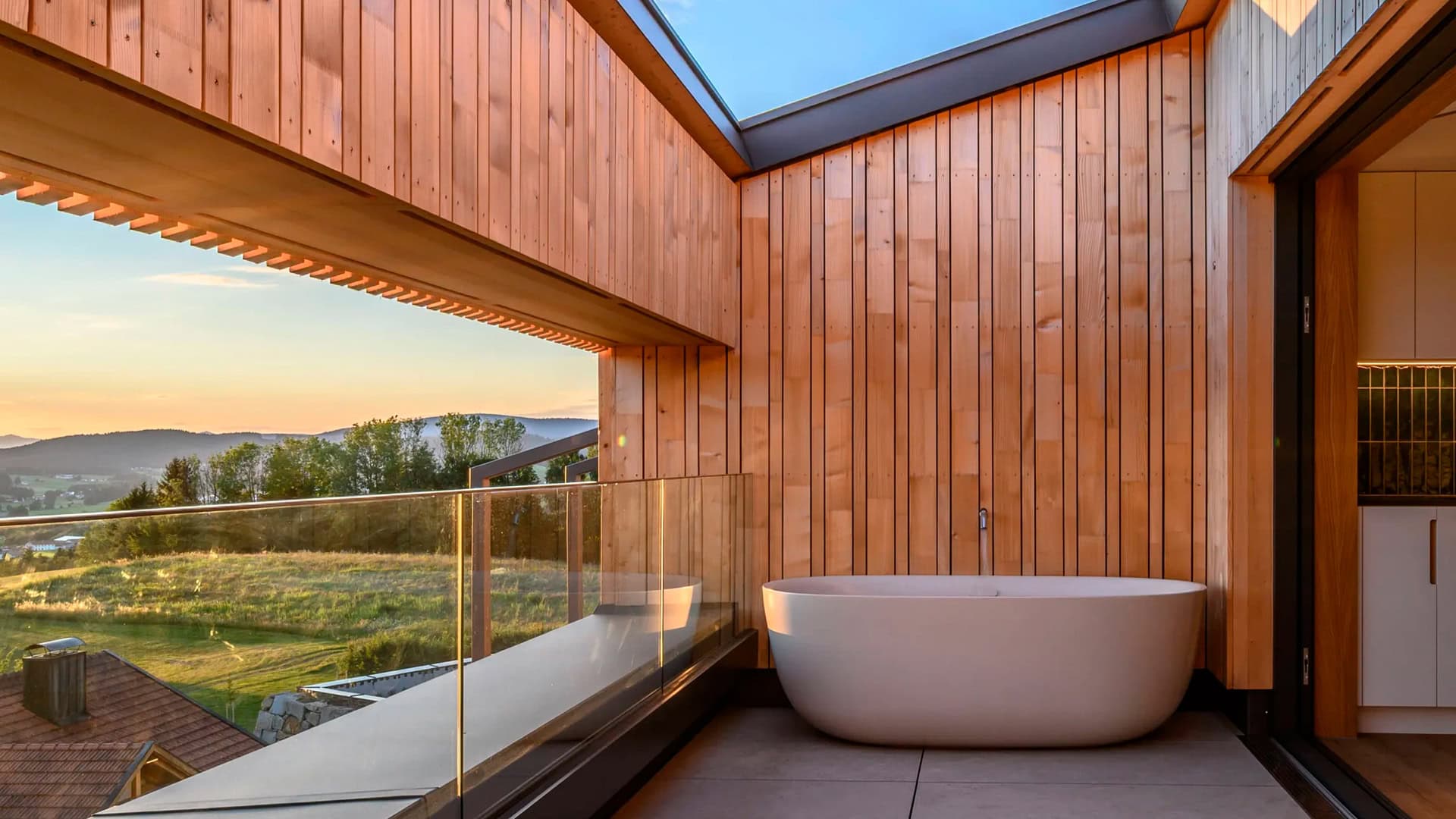 Edlguetl_Achd_edlguetl-refugium-achd-panoramaterrasse-aussenbadewanne-sonnenuntergang-8cc75df8
