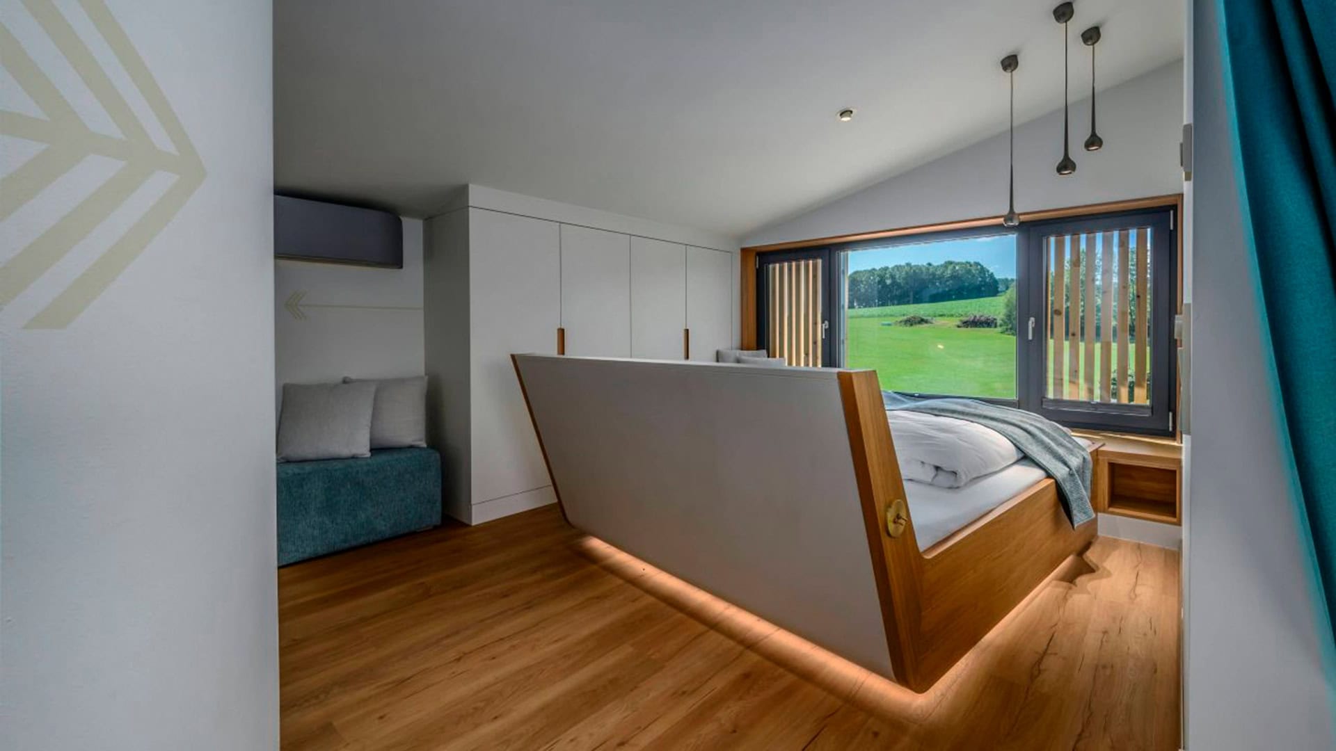 Edlguetl_Achd_edlguetl-wohneinheit-schlafzimmer-designbett-ausblick-6370c27d