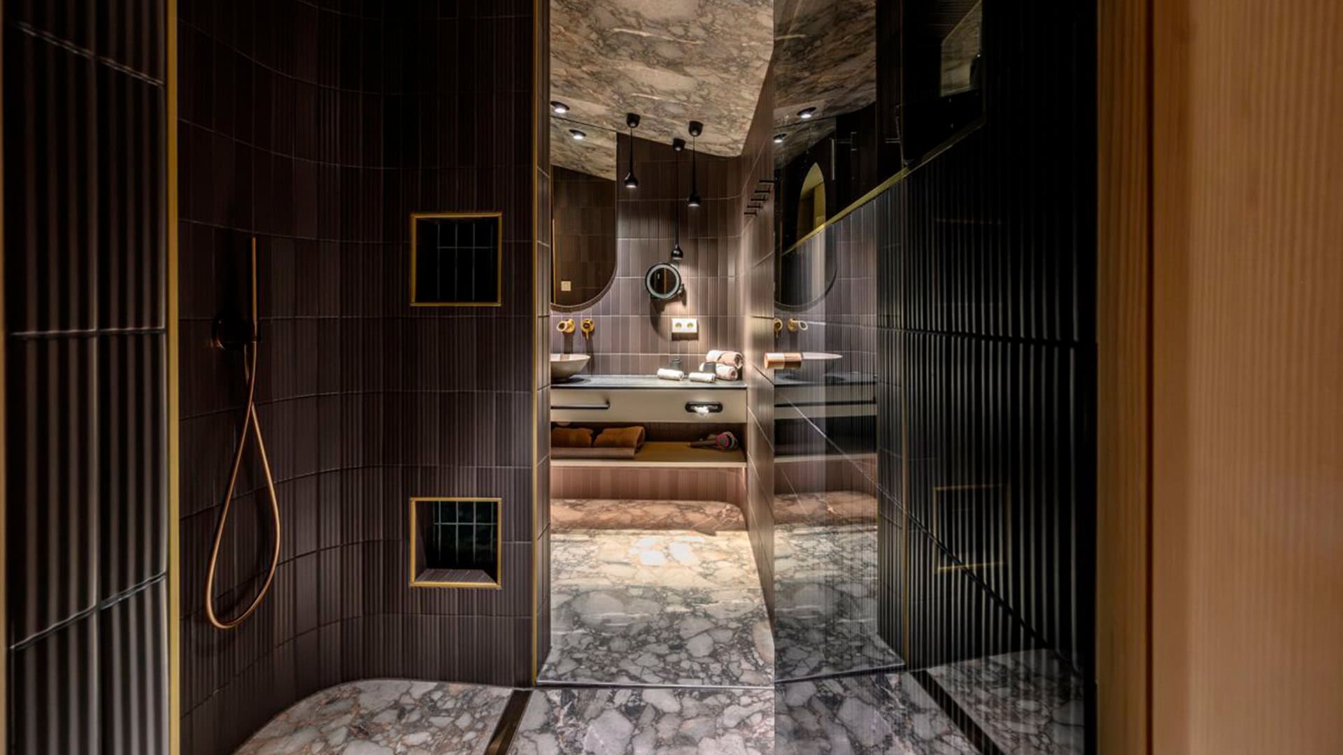 Edlguetl_Shiem_edlguetl-refugium-siehm-badezimmer-dusche-marmor-7cca7870
