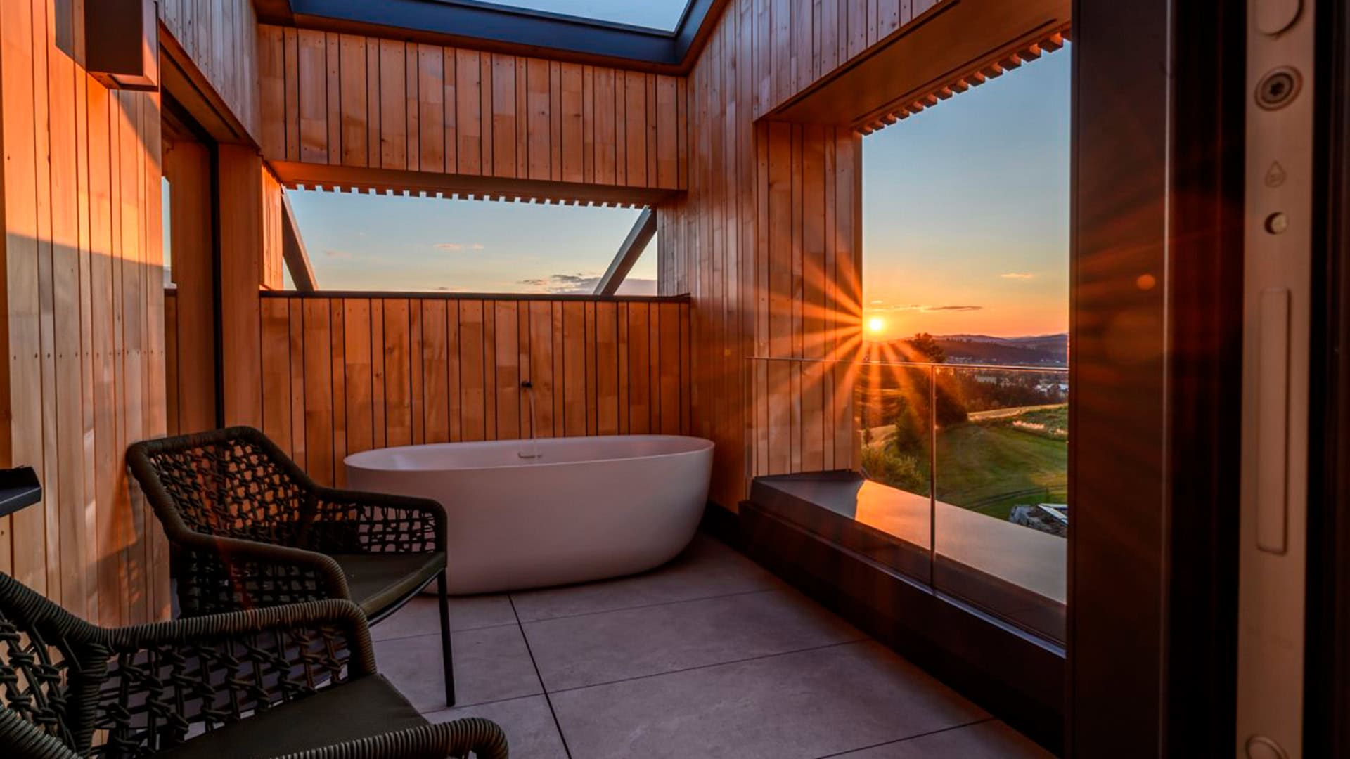 Edlguetl_Shiem_edlguetl-refugium-siehm-dachterrasse-loungeecke-abendsonne-03e66851