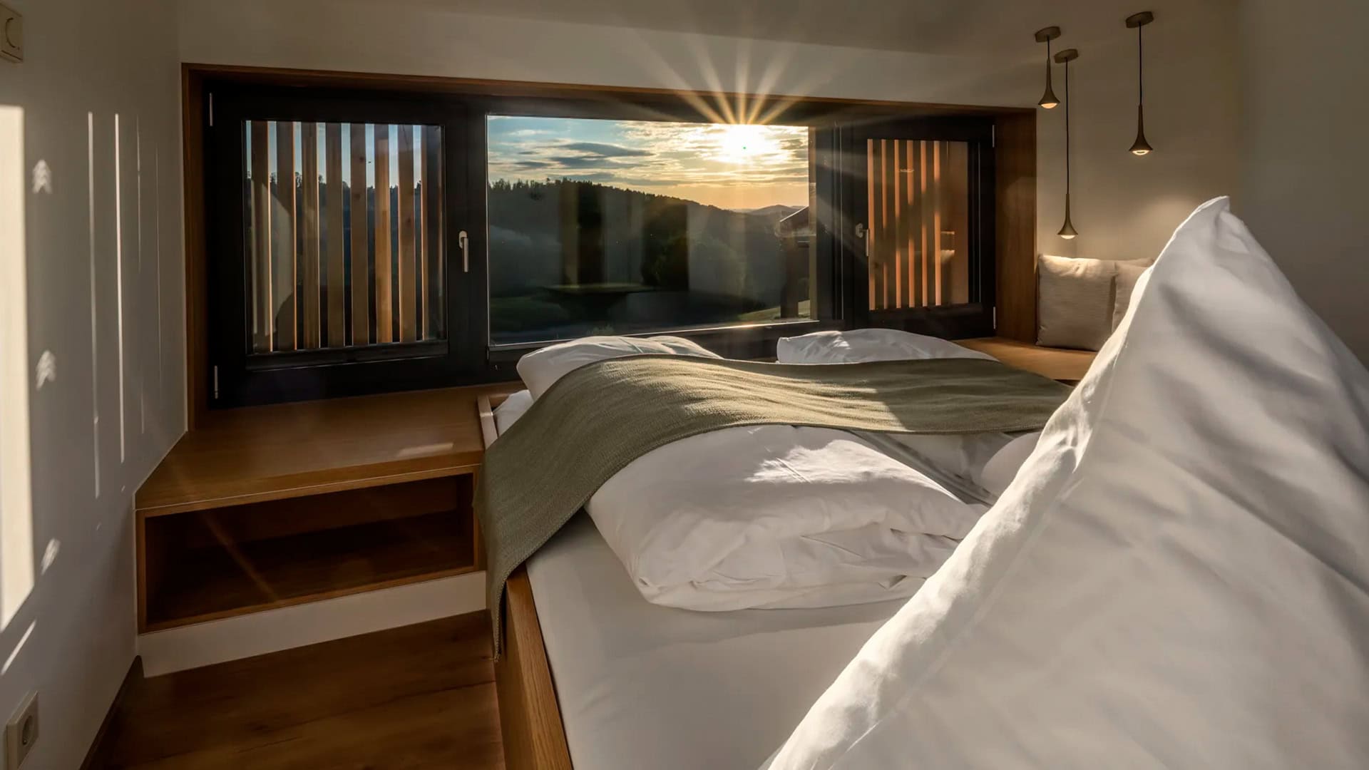 Edlguetl_Shiem_edlguetl-refugium-siehm-schlafzimmer-fensterfront-sonne-f2d0ca9b