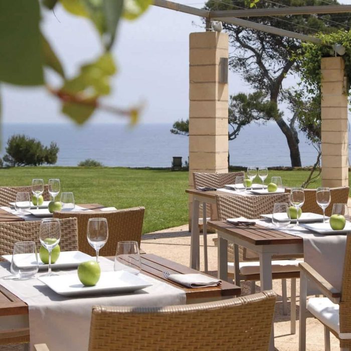 Restaurantterrasse am Meer