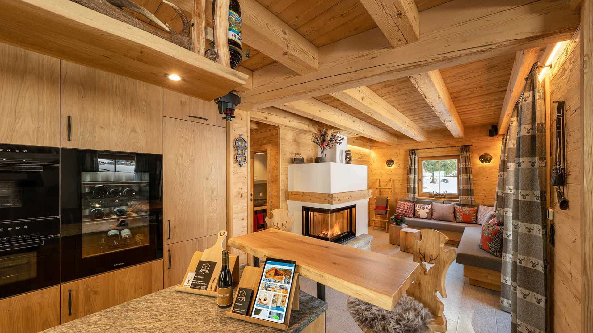 Gemütlicher Woch- Essbereich im Engadin Chalet