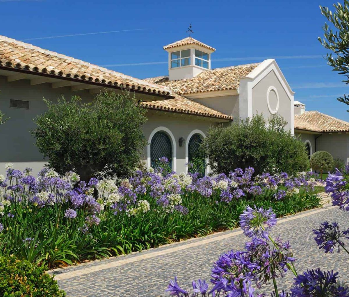 Finca Cortesin Hotel, Blumenbeete und grüne Sträucher