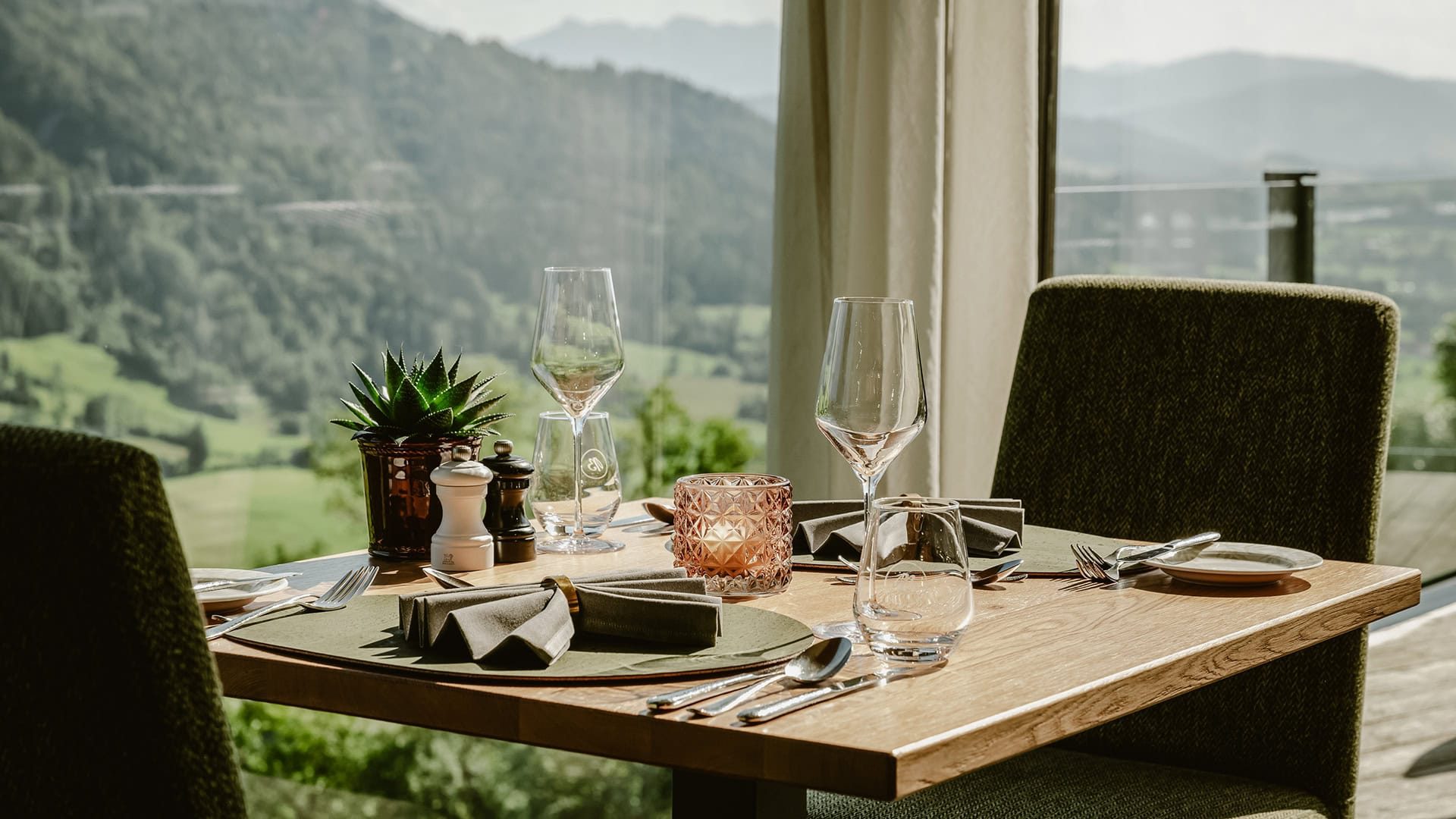 Das Foto darf ausschließlich für PR- und Marketingmaßnahmen der Hotel Bergkristall GmbH & Co. KG - Willis 8 - D-87534 Oberstaufen räumlich und zeitlich unbegrenzt verwendet werden. Das Copyright verbleibt beim Bildautor Günter Standl (www.guenterstandl.de). Jegliche Nutzung Dritter ist mit dem Bildautor gesondert zu vereinbaren. Der Bildautor stellt das gelieferte Bildmaterial nicht von Rechten Dritter frei. Etwaige Ansprüche Dritter fallen in den Verantwortungsbereich des Bildnutzers.