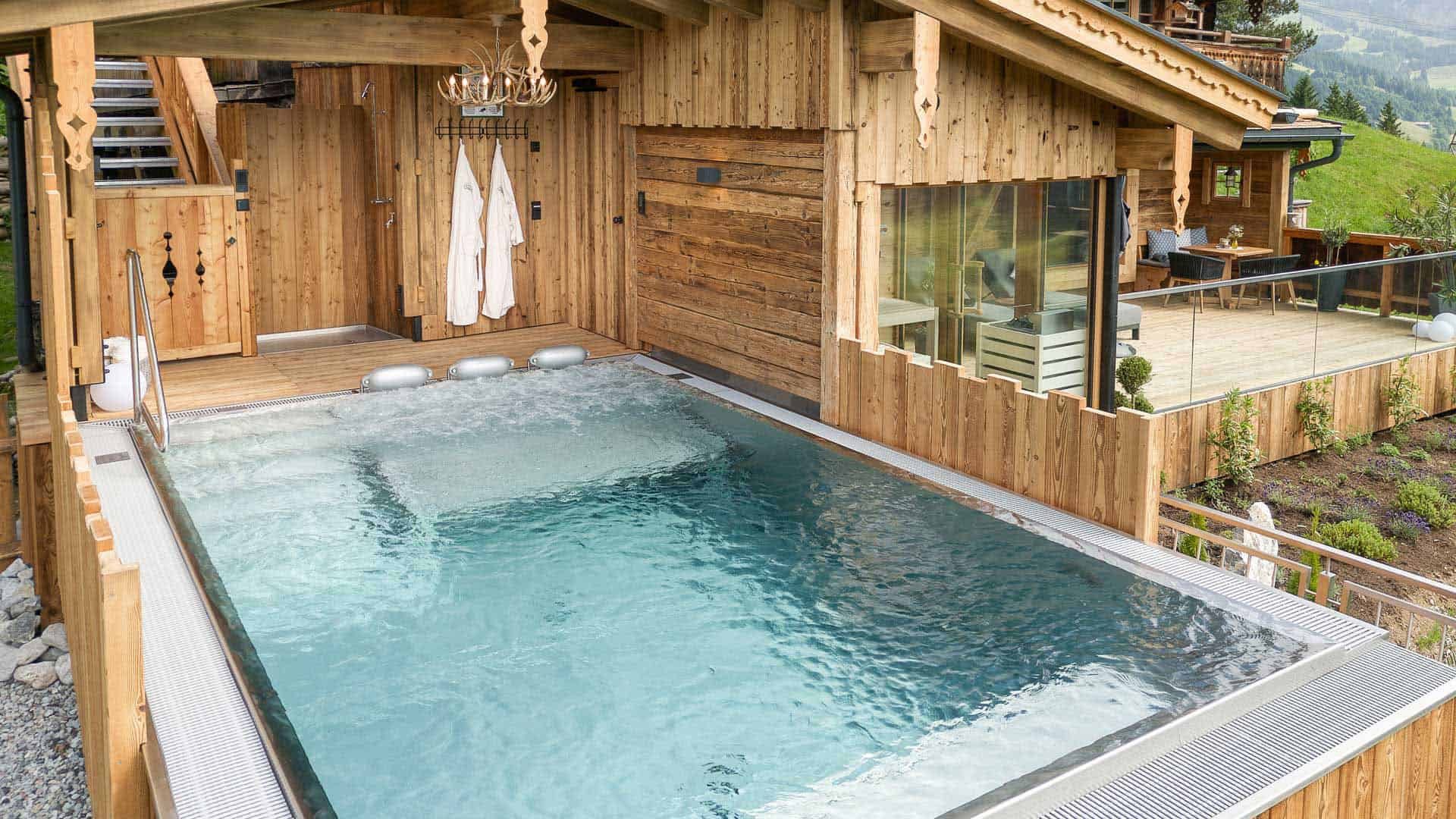 Chalet Grünegg Aussenaufnahme mit Pool.