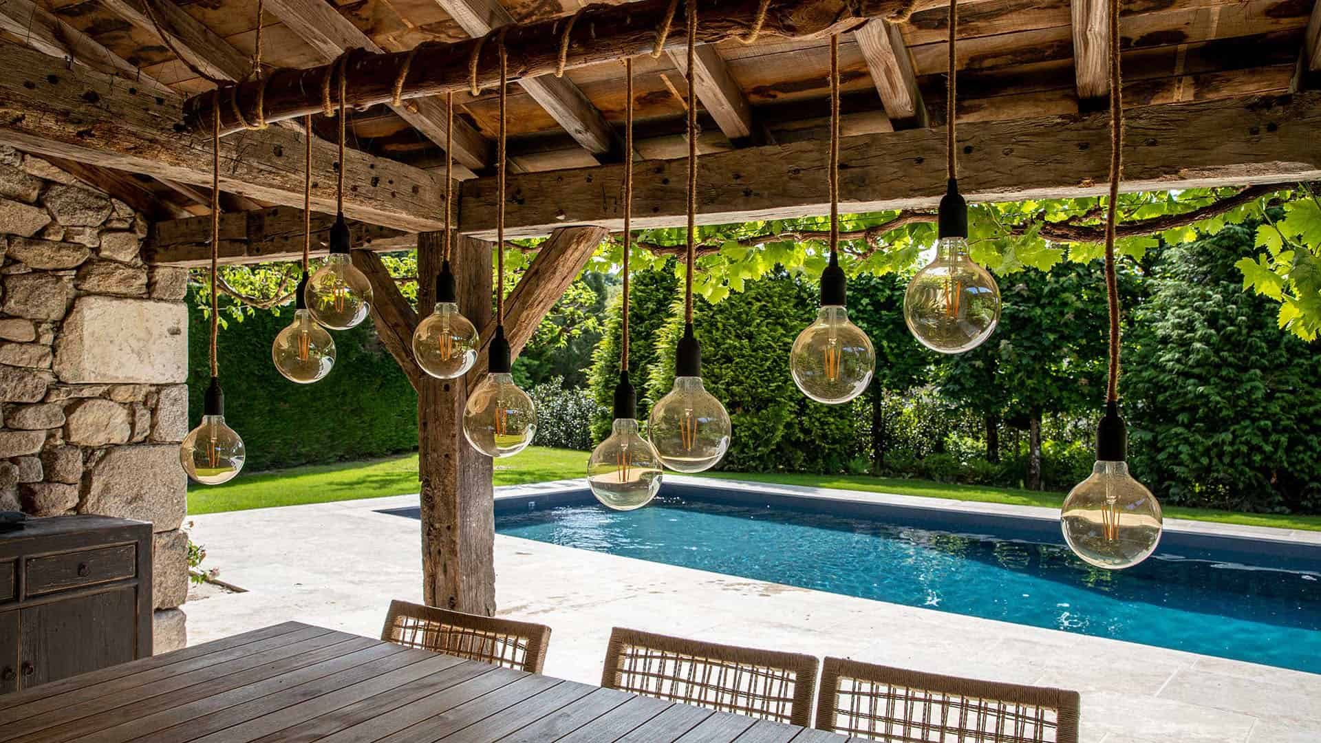 Château de Cols Pool und Lampen