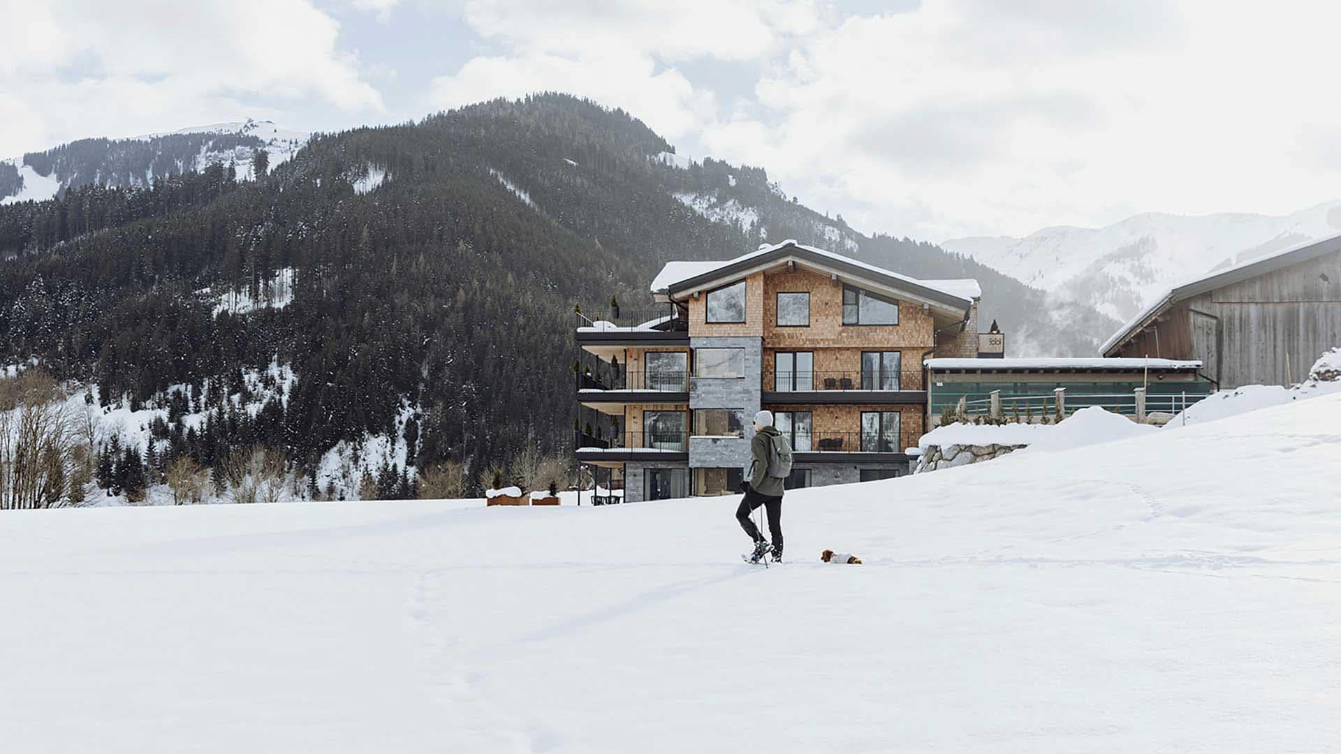 Ebengut Außenansicht Winter mit Person