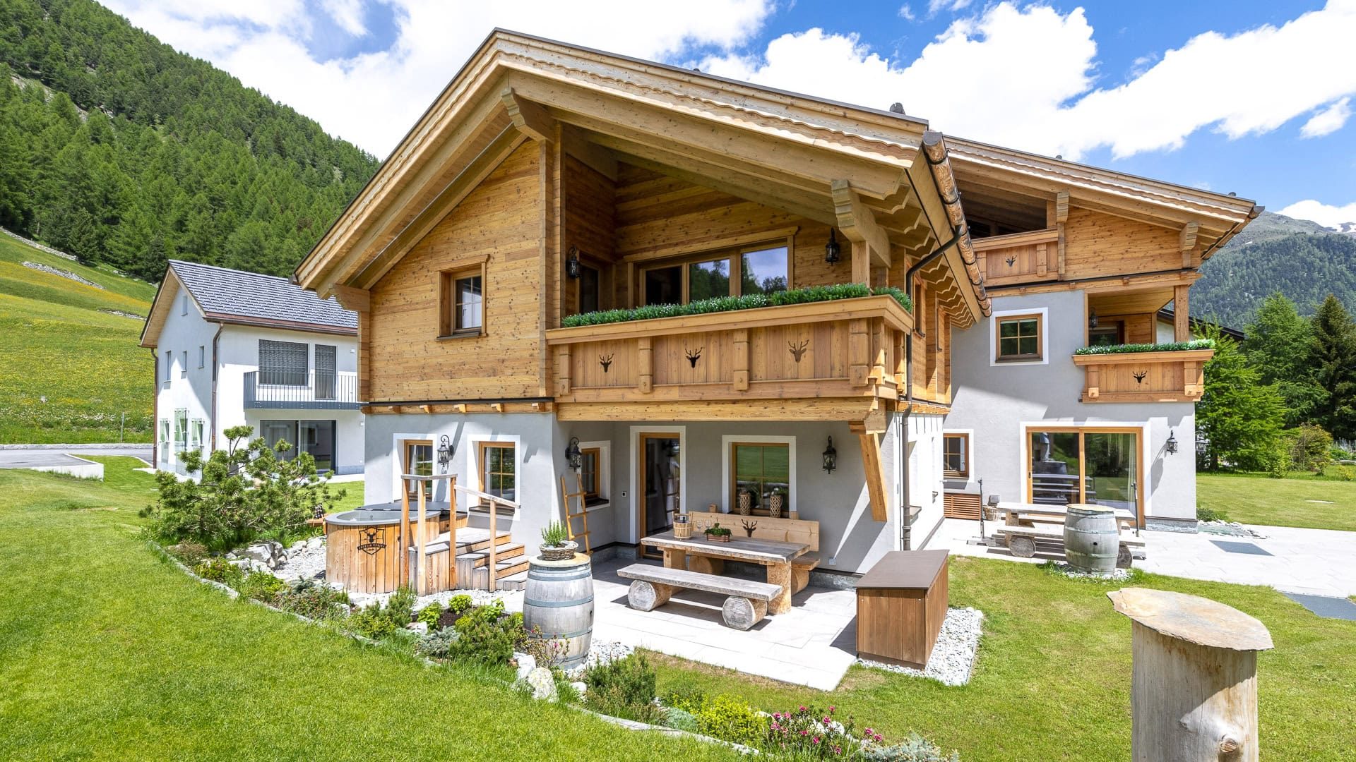 Engadin_Chalet_Doppelgebäude leicht Schräg mit et Nachbarhaus_KD