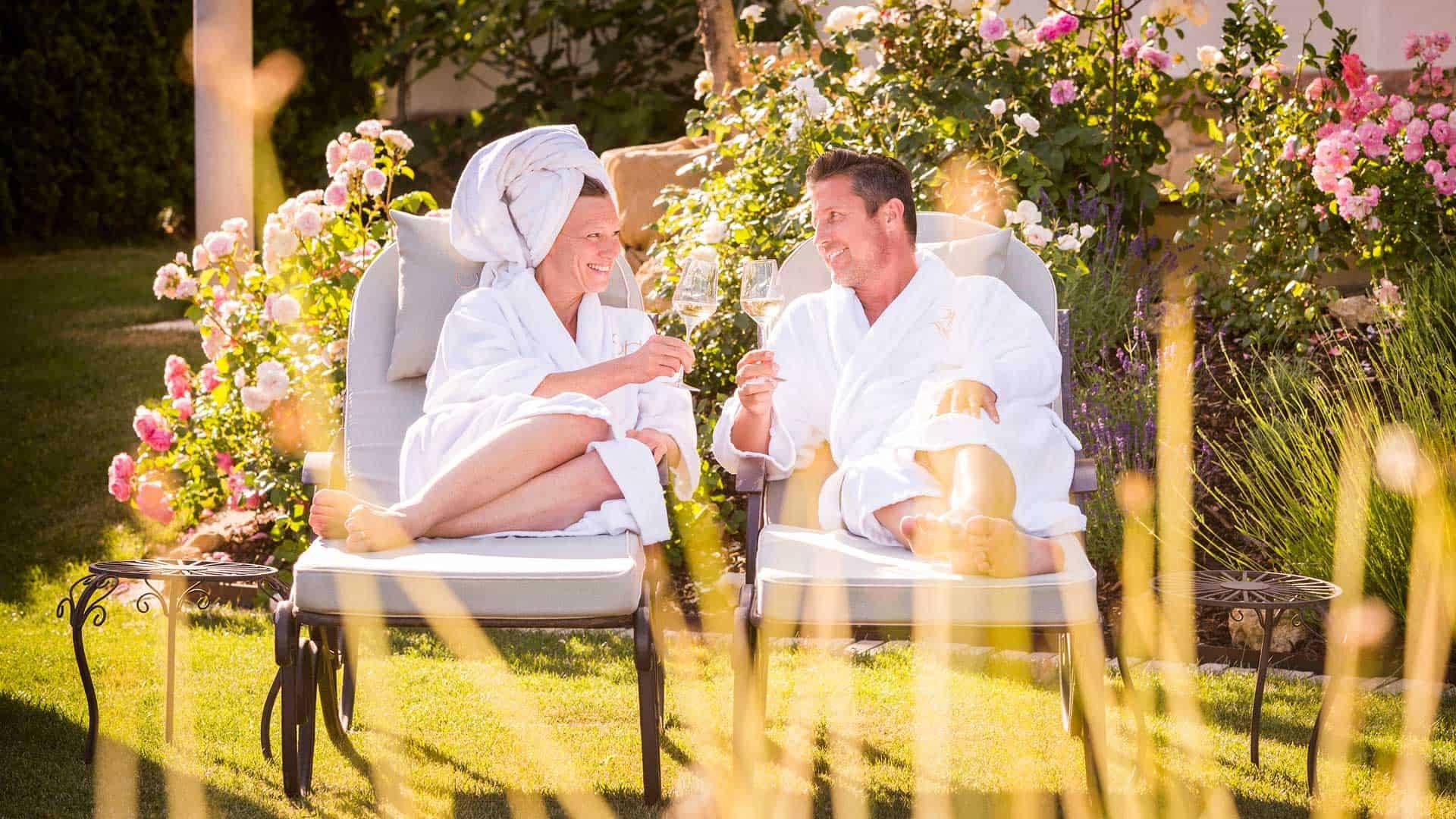 Paar im Grünen während eines Wellnessretreats.