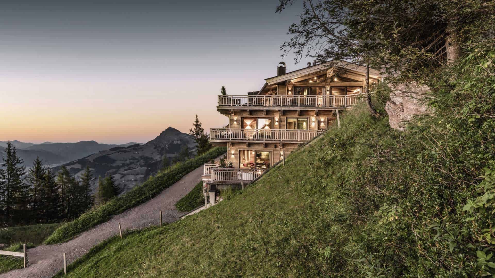 Hahnenkamm Lodge Aussenansicht Sommerjpg