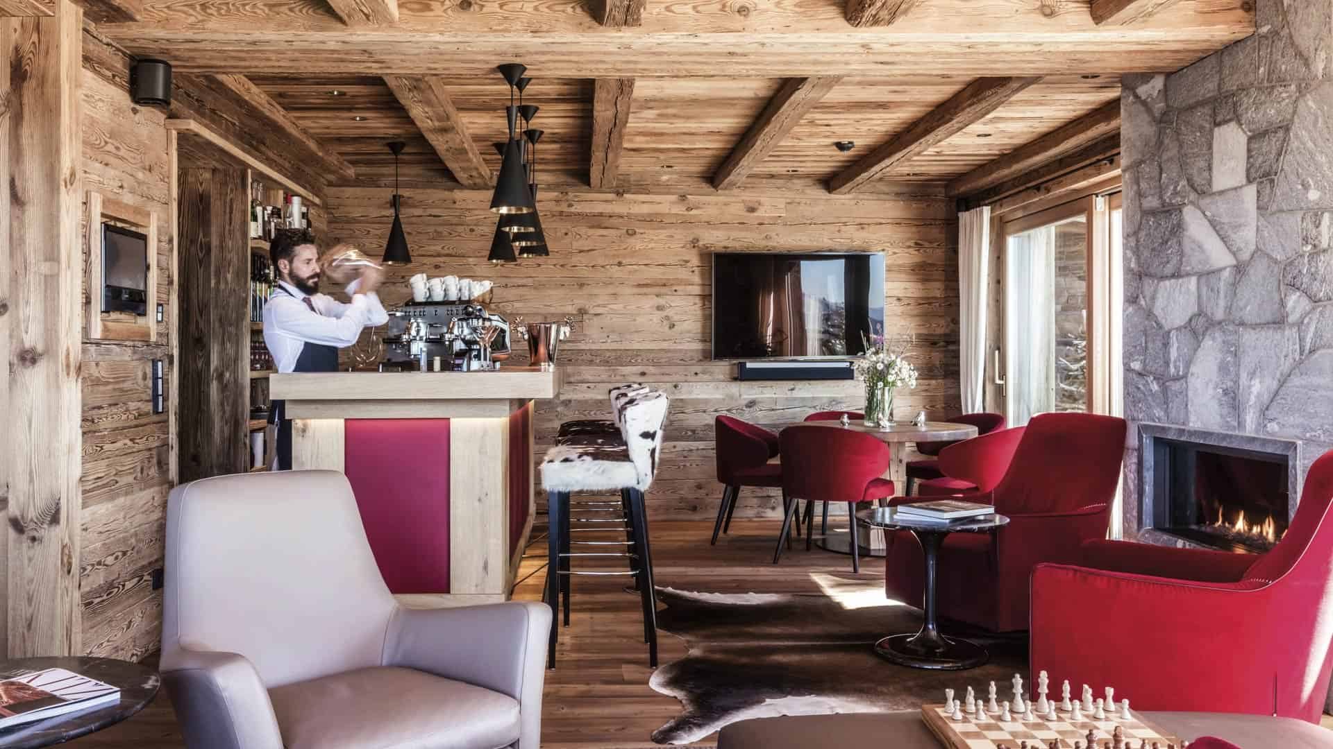 Hahnenkamm Lodge Bar Kamin