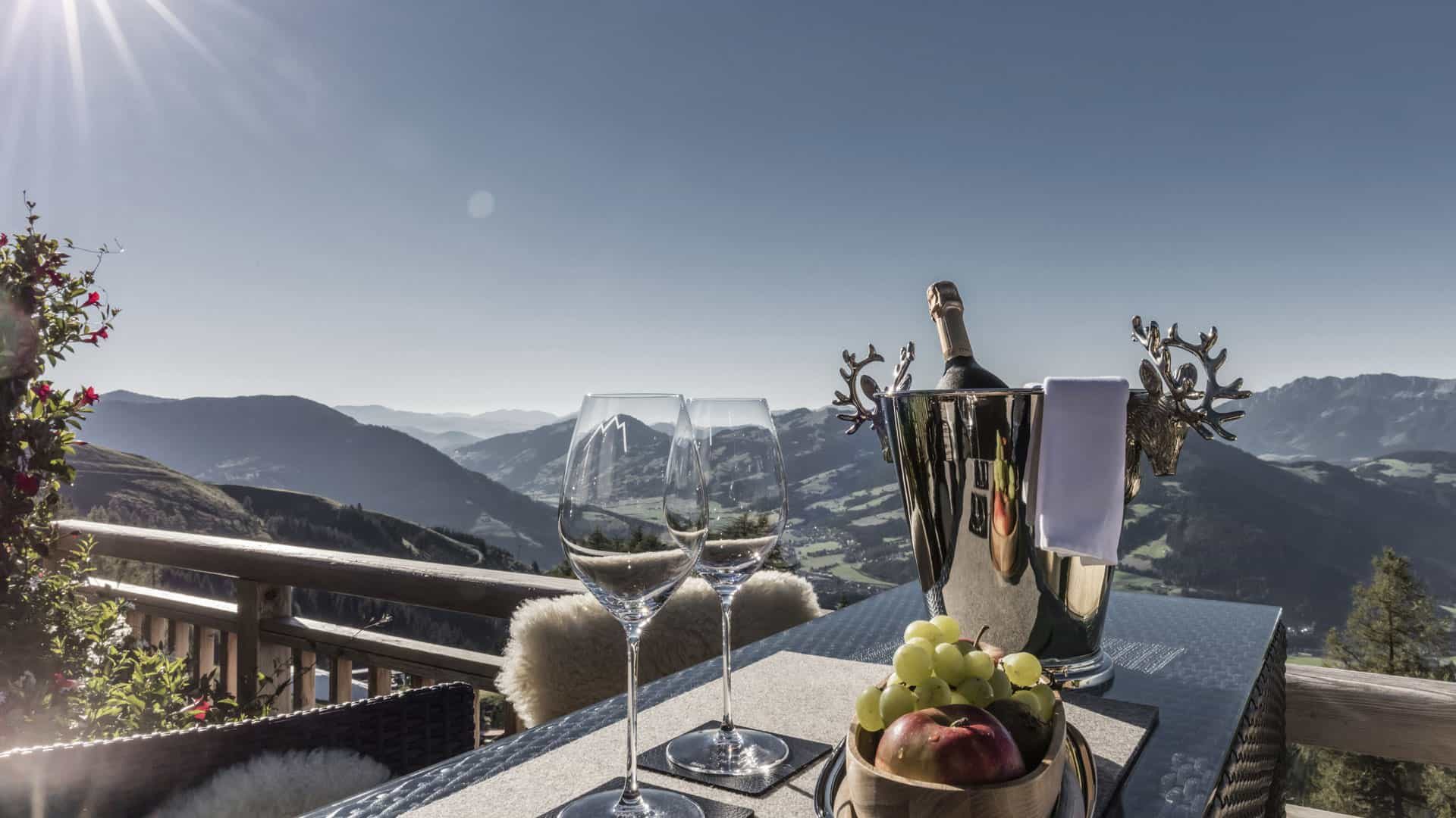 Hahnenkamm Lodge Champager mit Ausblick