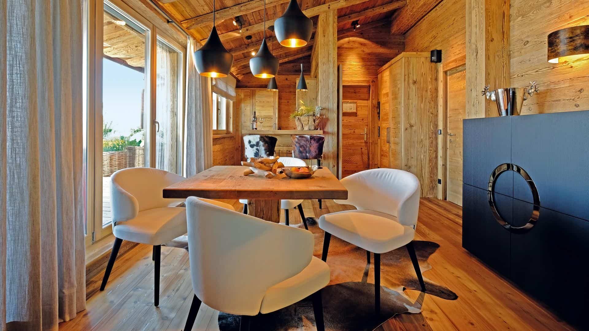 Hahnenkamm Lodge kleiner Esstisch