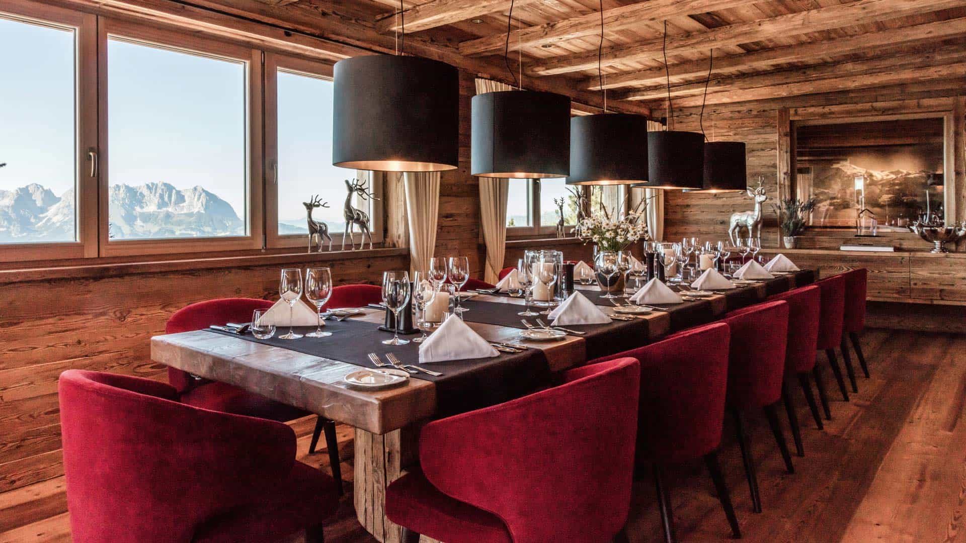 Hahnenkamm Lodge_ Esstisch