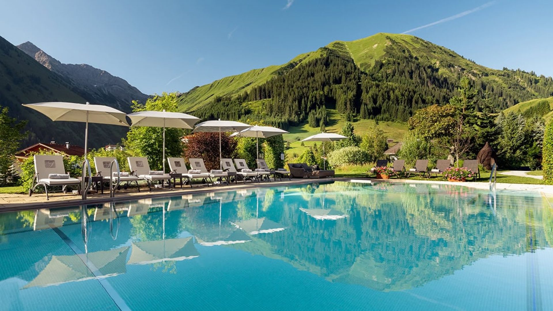 Hotel-Singer-Außenpool-Sommer