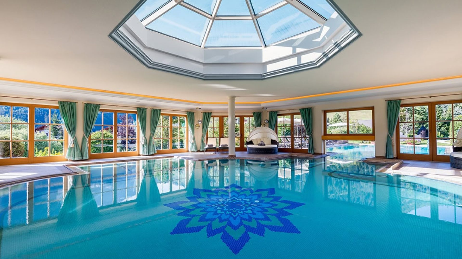 Hotel-Singer-Innenpool-Sommer