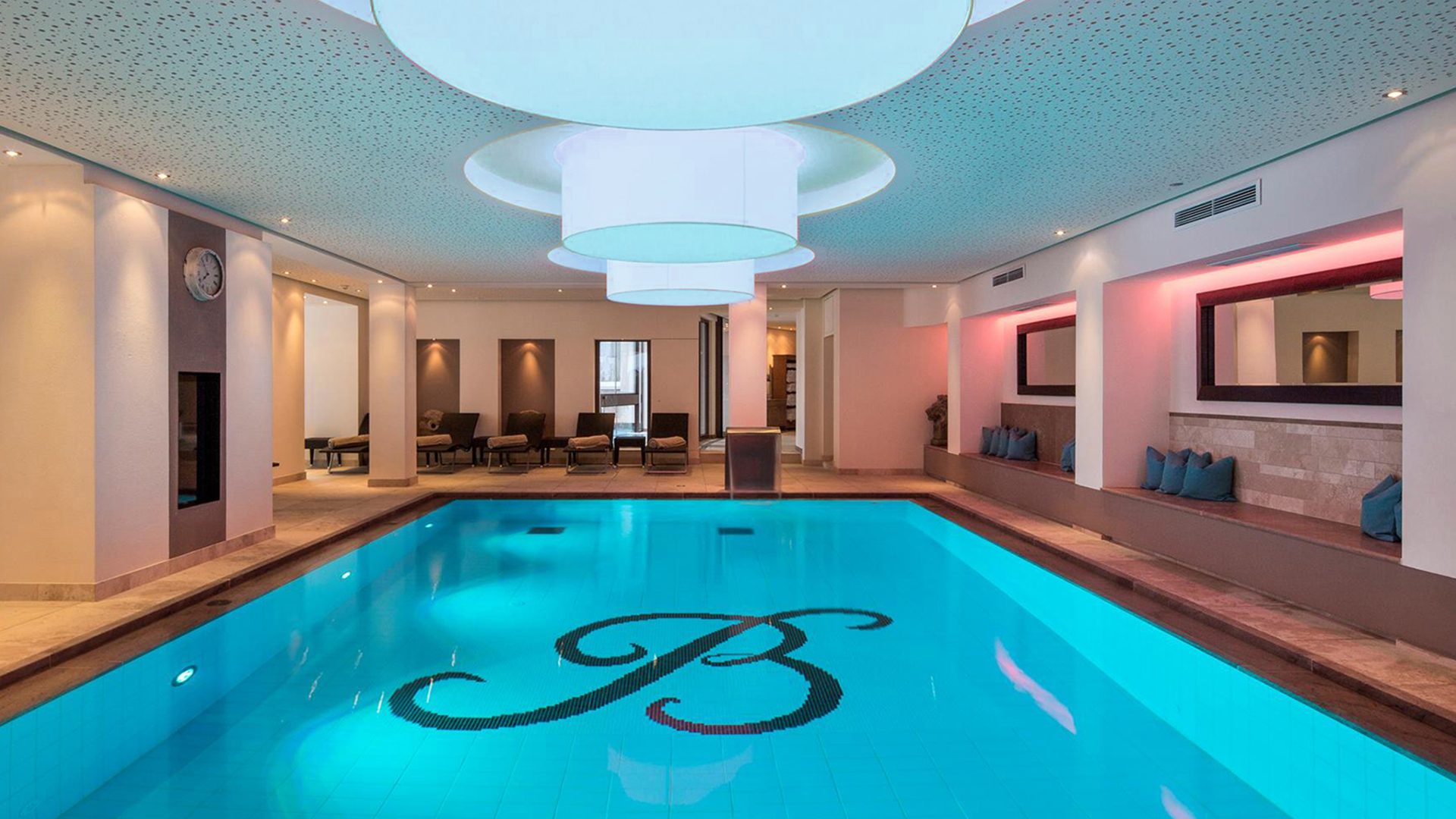 Hotel_Bergwelt_Obergurgl_Luxury-Spa-Pool-innen-beleuchtet