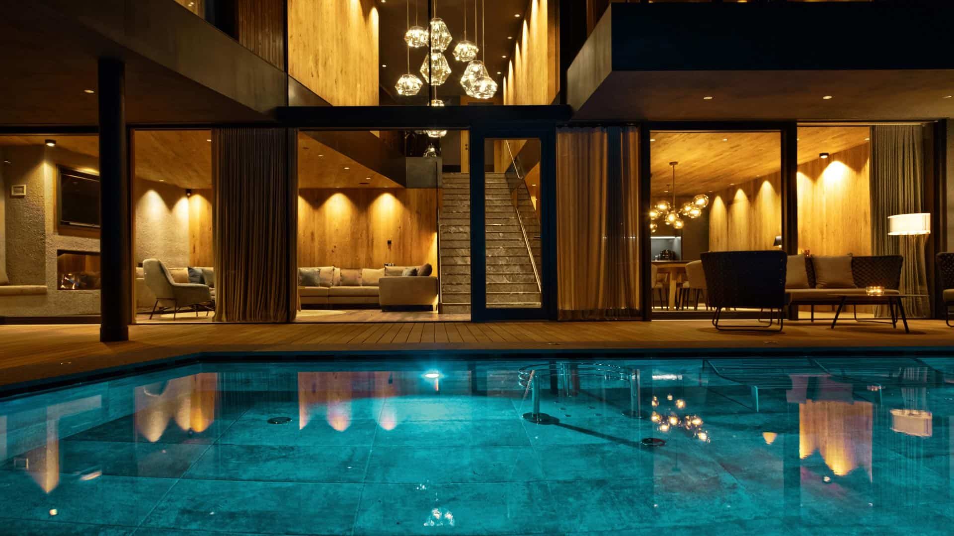 Hotel_Chalet_Mirabell_Pool_Nachtaufnahme