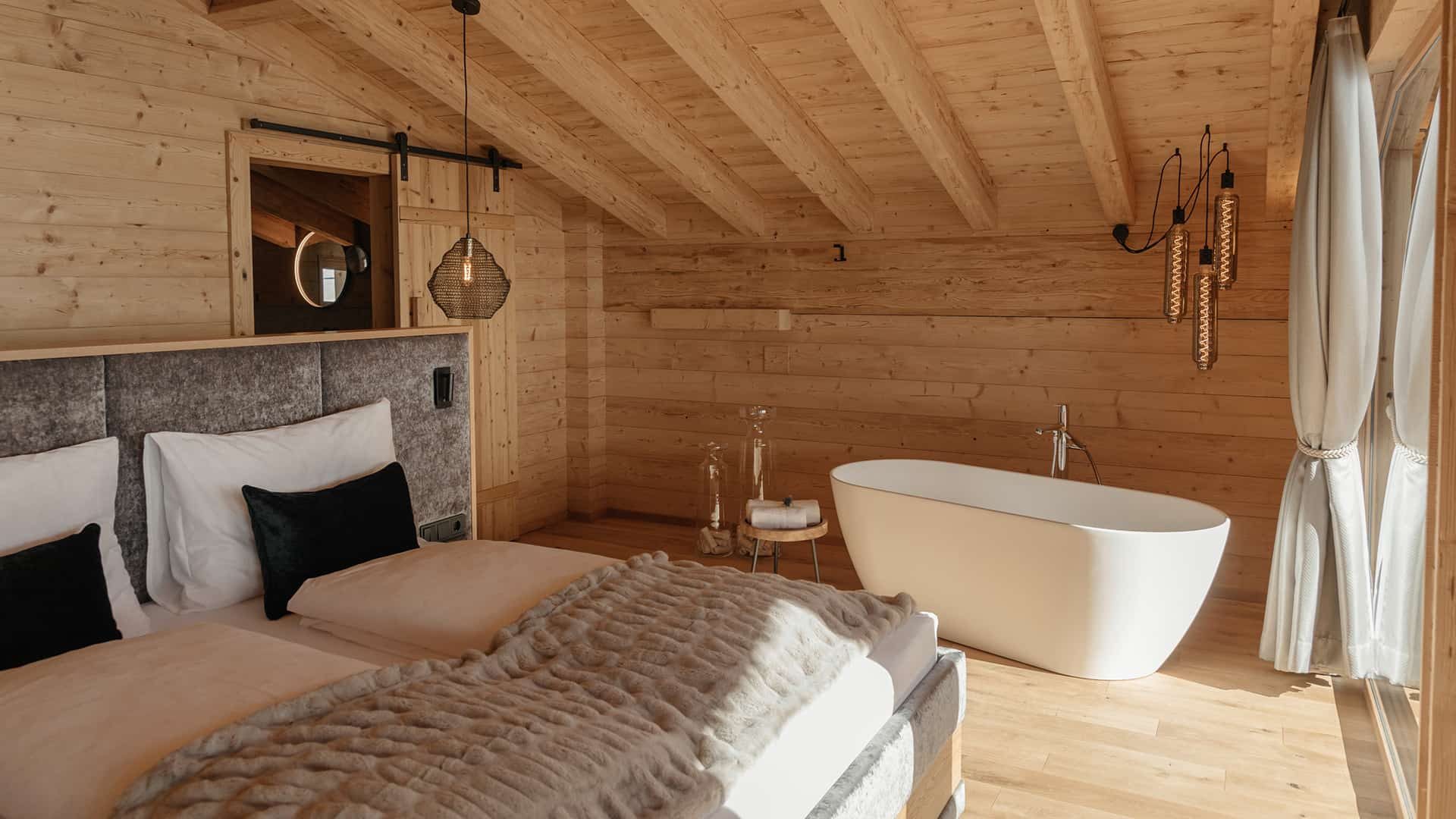 Hygna Chalets Weiden Spa Chalet Schlafzimmer Badewanne