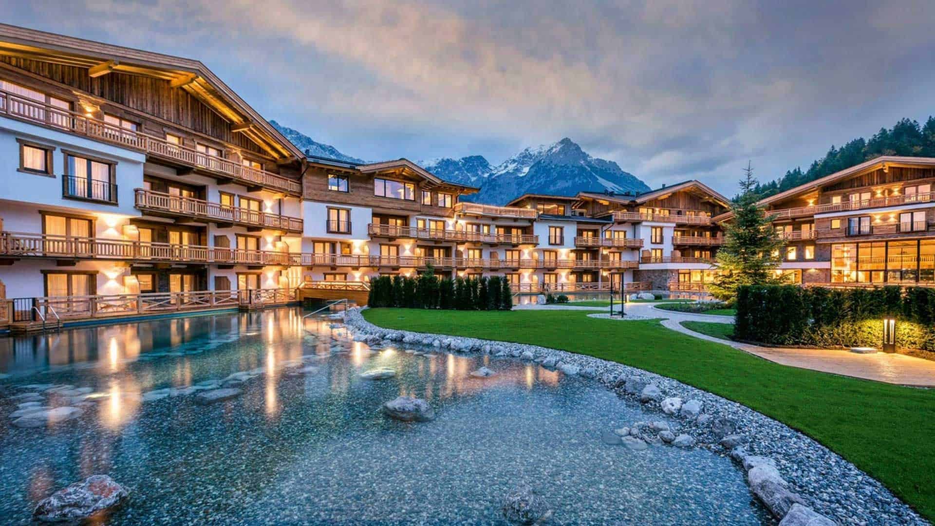 Kaiserlodge Außenansicht Abend