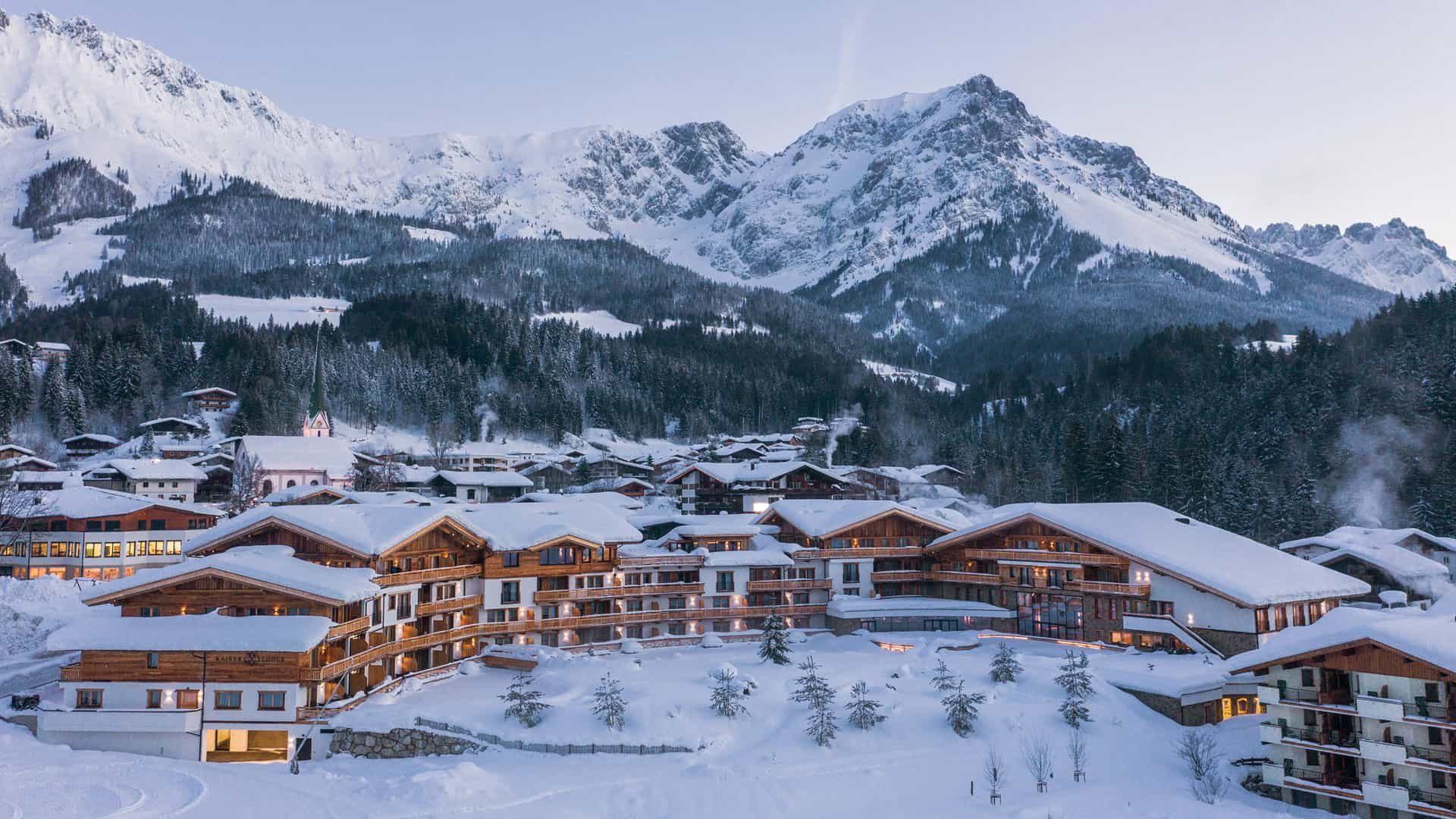 Kaiserlodge Aussen Winter mit Bergpanorama