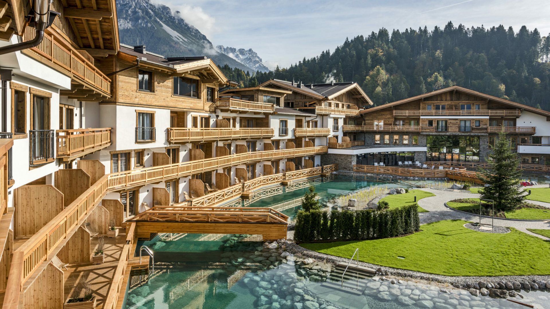 Kaiserlodge Außenansicht im Sommer