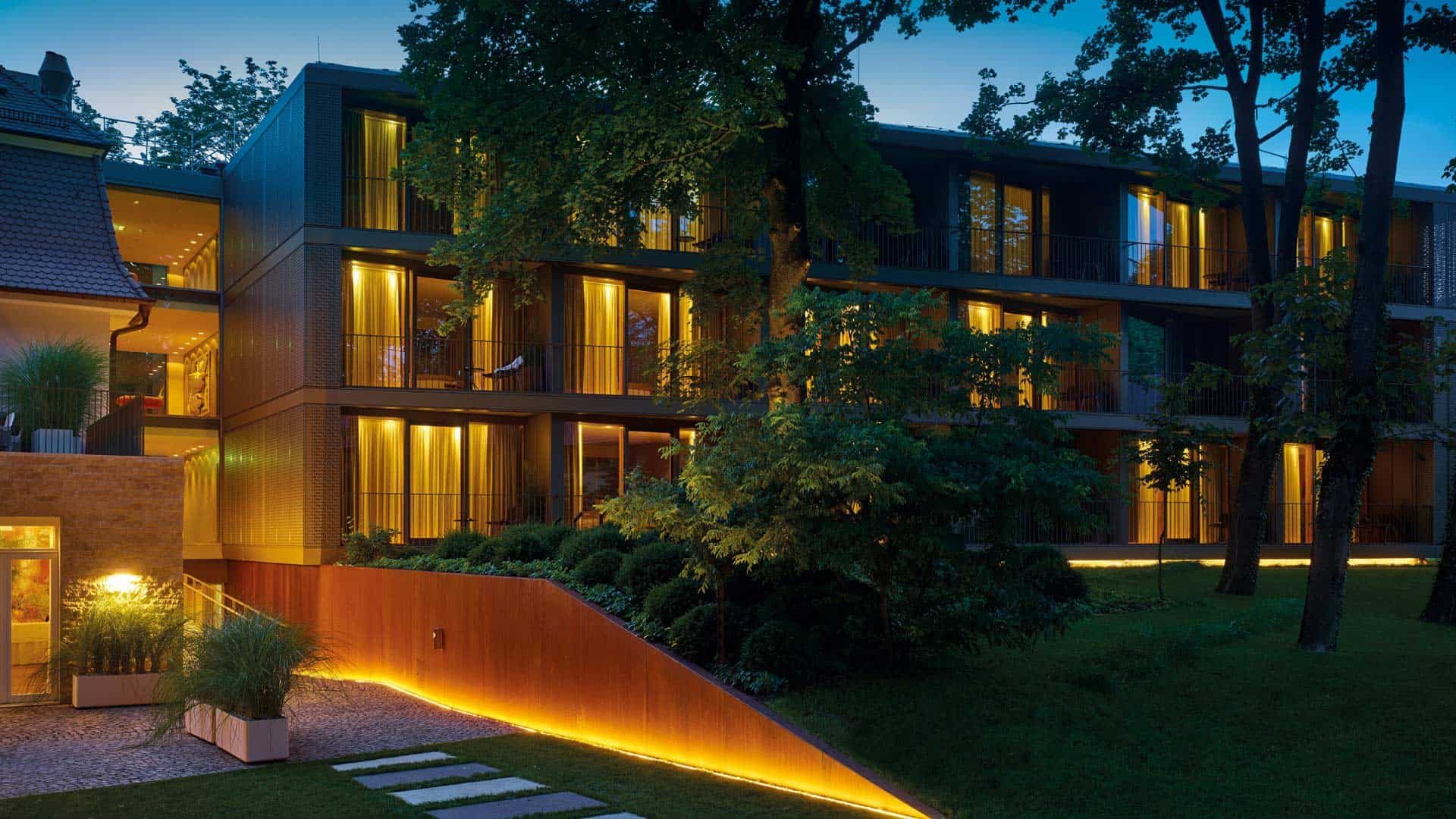 La Maison Außenansicht Abend Neubau