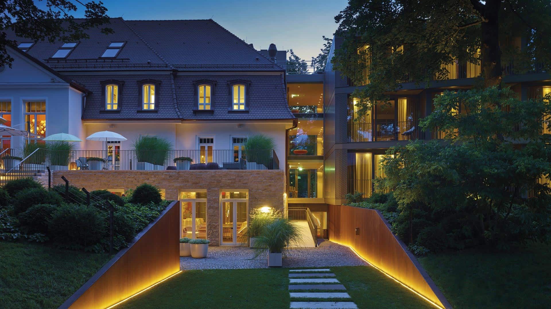 La Maison Außenansicht Abend