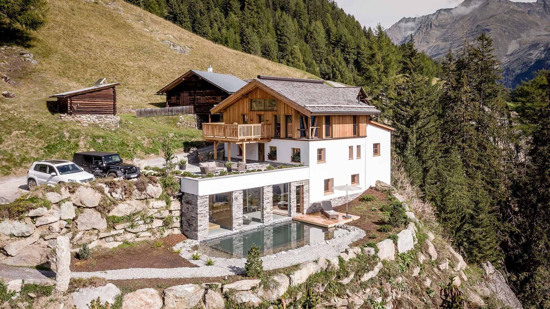 Leni Mountain Chalet Außenansicht Frühling