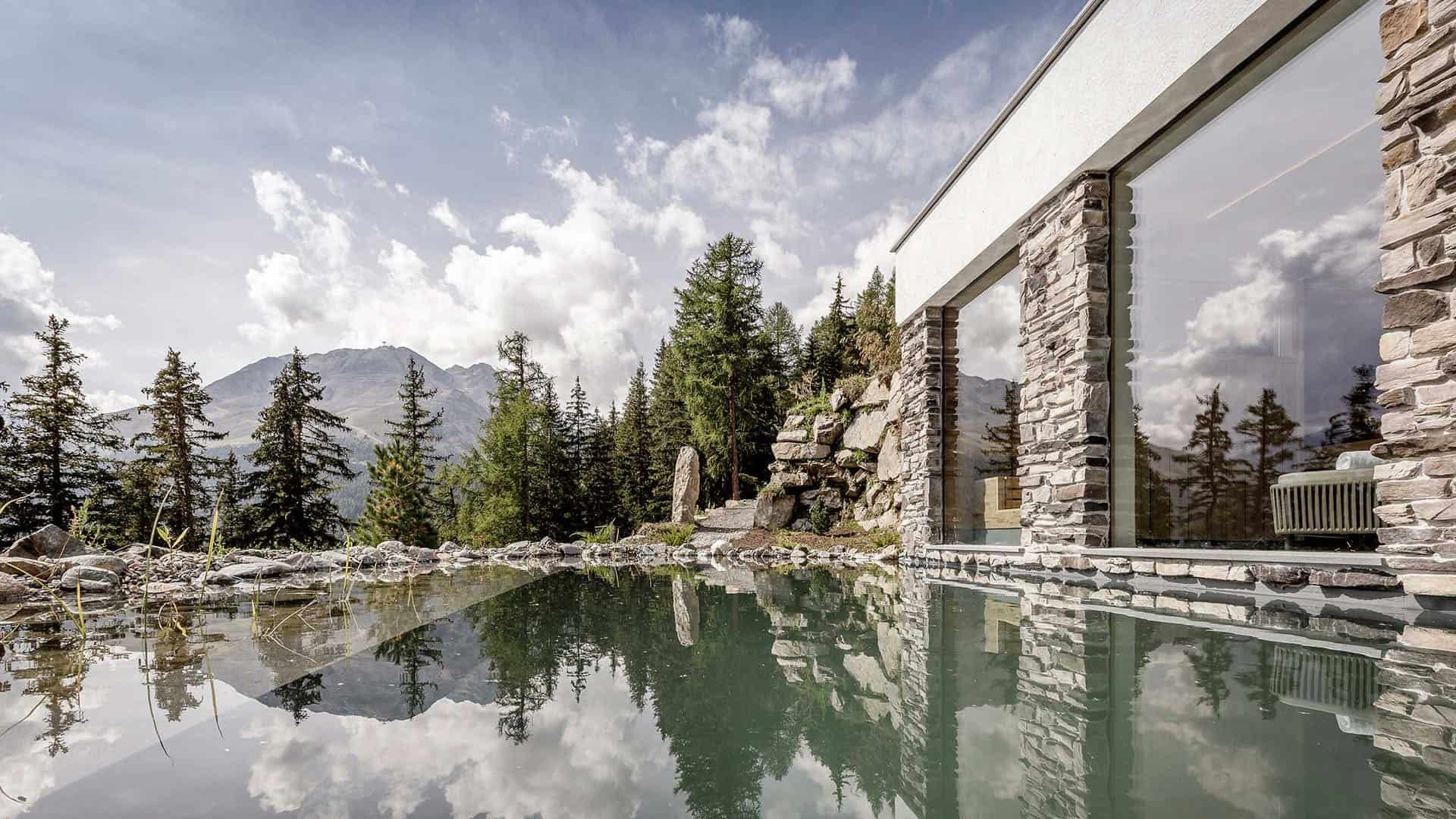 Leni Mountain Chalet Außenpool mit Hausansicht