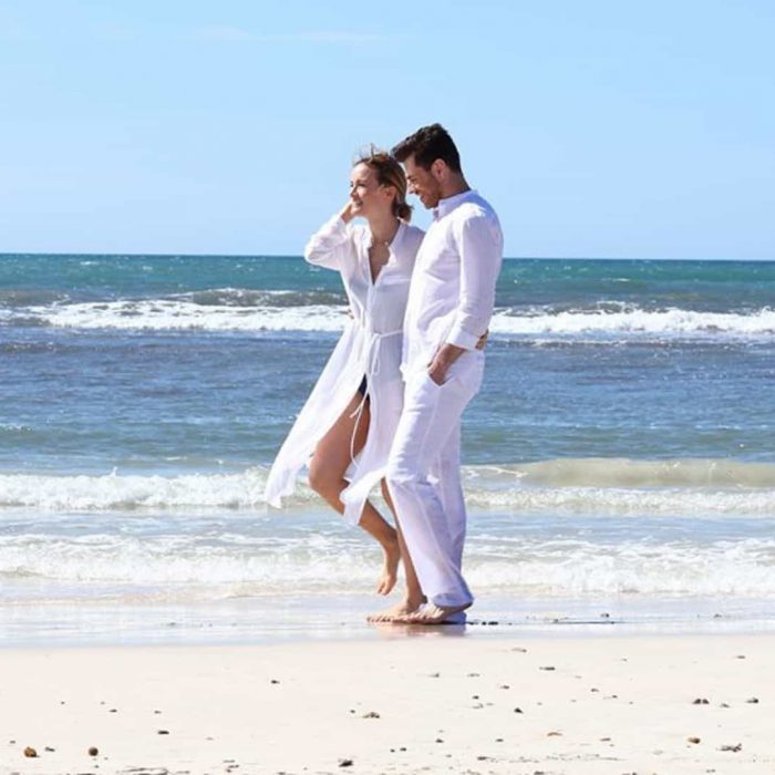 Menschen in weiß am Strand