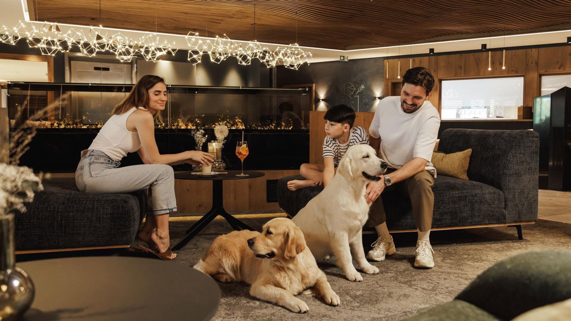 Pachmair-1453-hund-lobby-models-2_KD