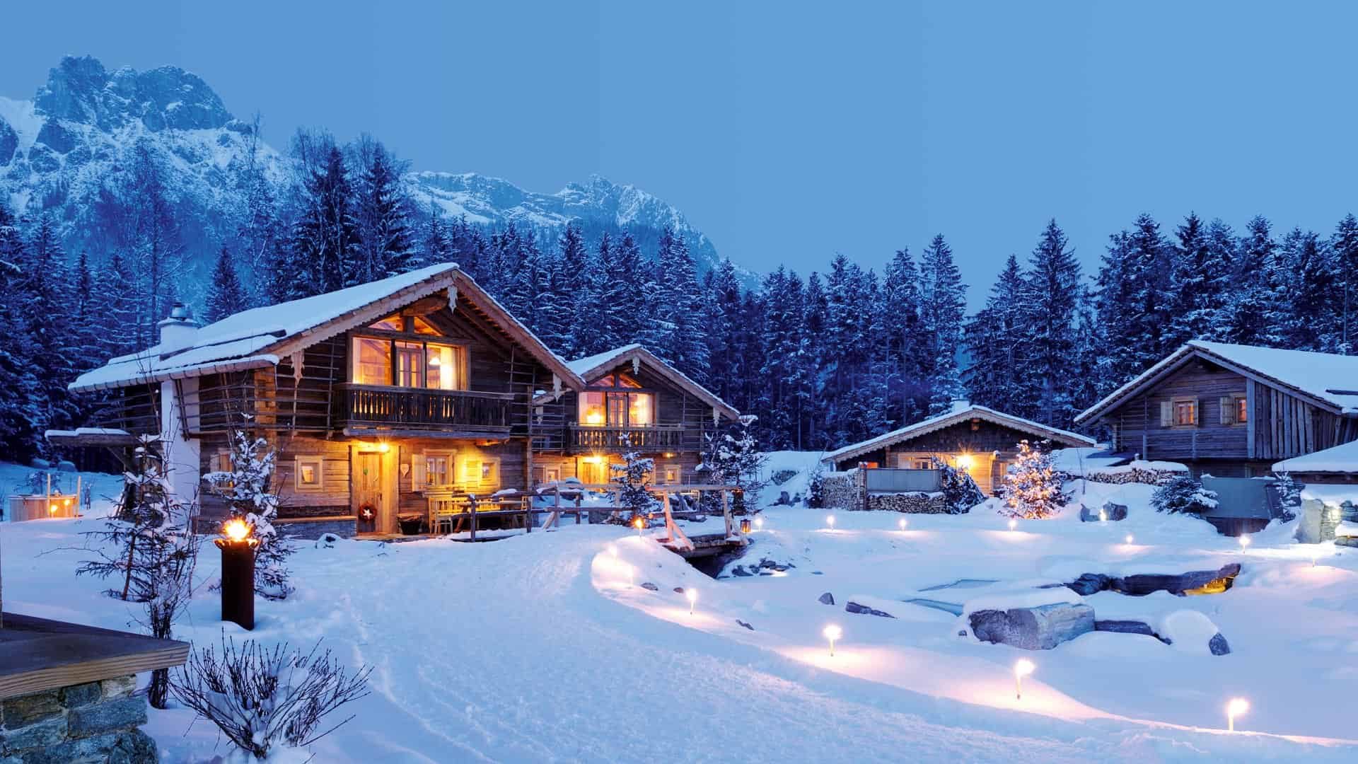 Priesteregg Aussenaufnahme Winter Bergchalets Dämmerung.