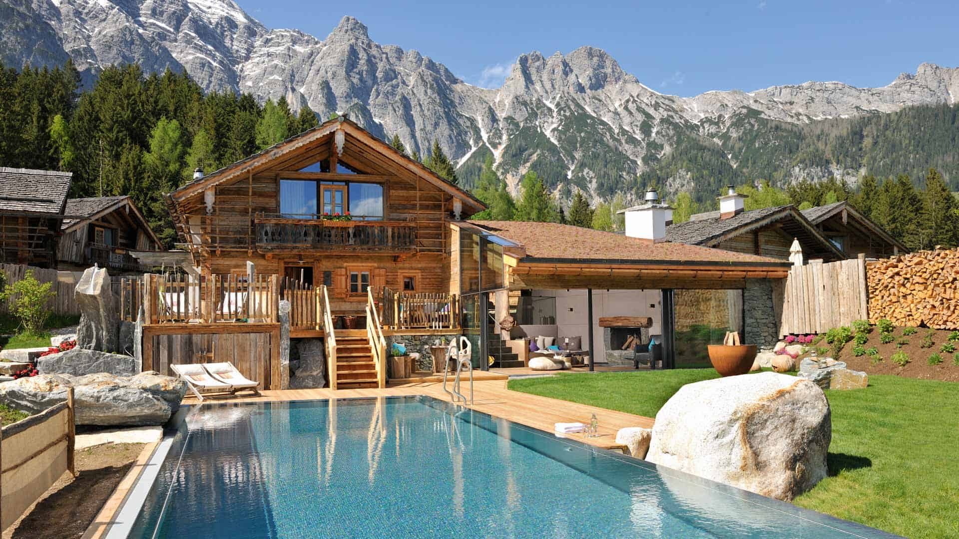 Priesteregg Willy Bogner Chalet Aussenansicht Sommer.