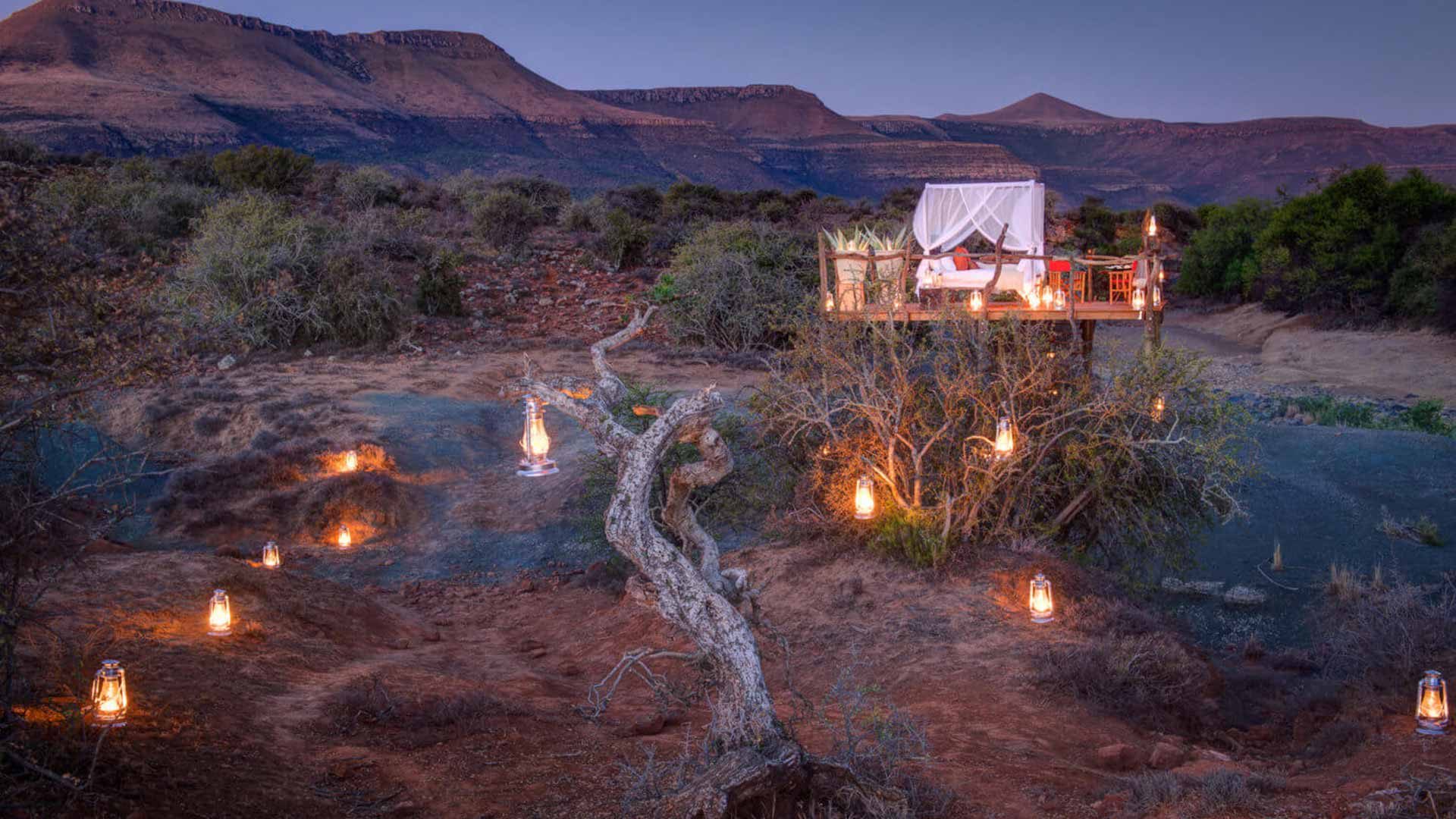 Samara Private Game Reserve _ Bett auf Stelzen.