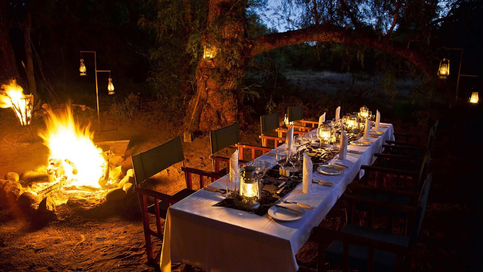 Samara Private Game Reserve _ Tisch am Feuer.