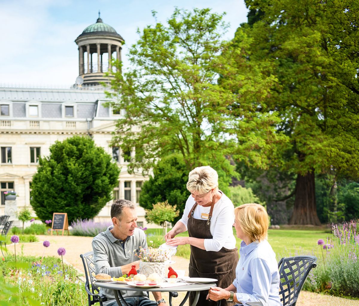 Schloss_Kaarz_Teezeit_Rosengarten