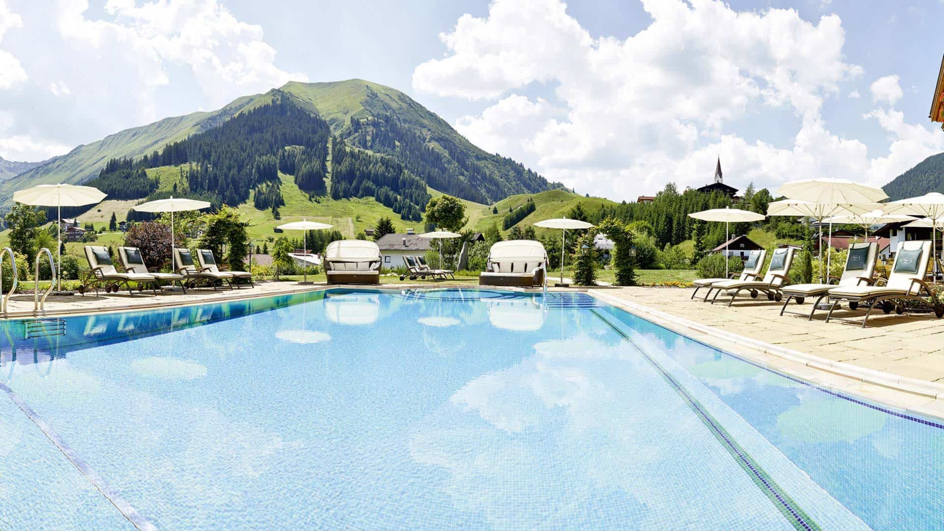 Singer Pool Sommer