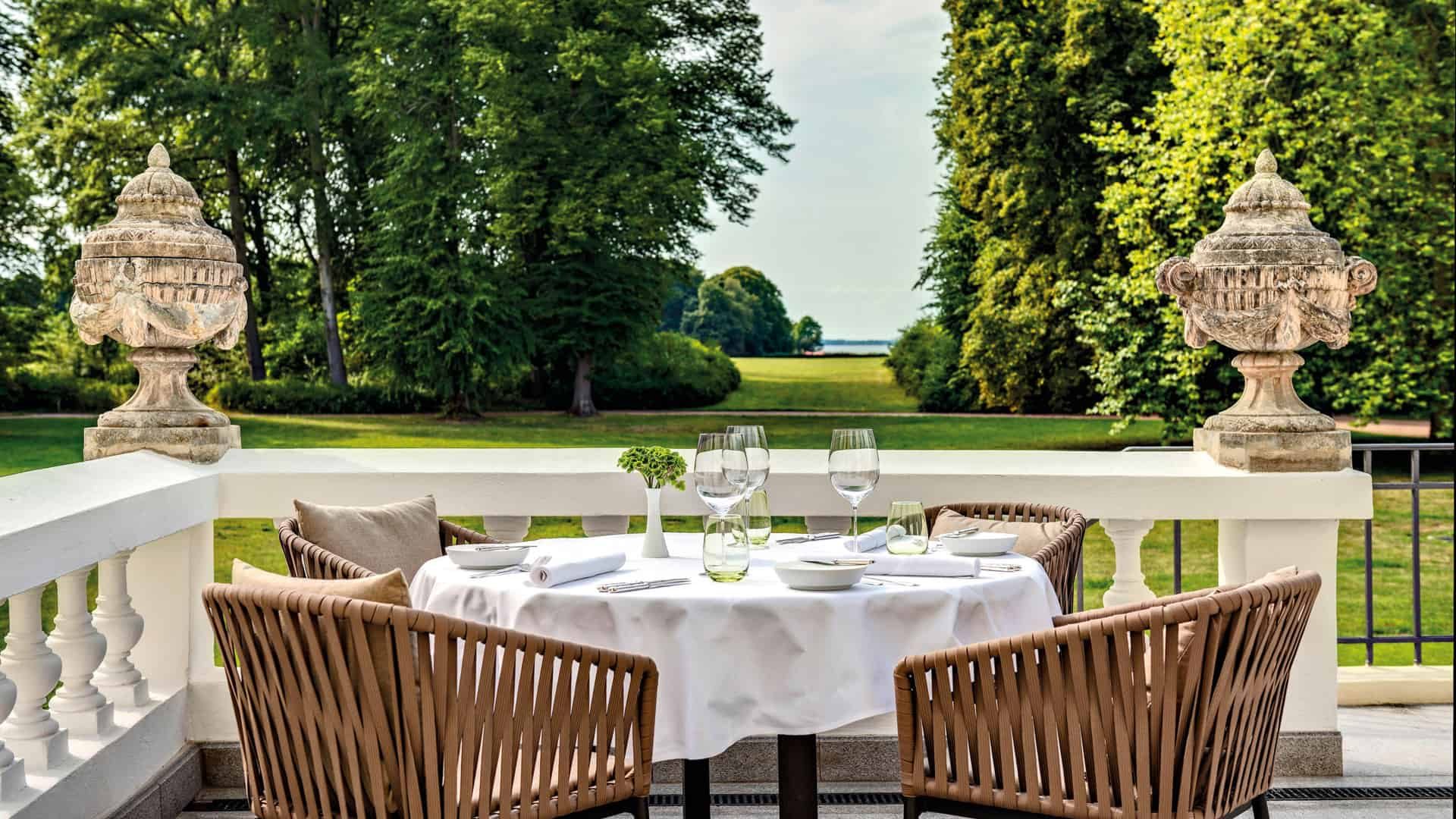 Weissenhaus gedeckter Tisch Terrasse